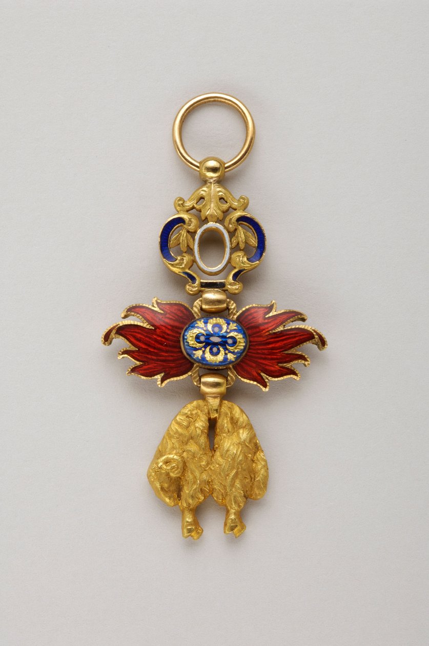 Ordenen af det gyldne skind: Spansk guldskind - Miniature af insignier tilhørende Alfonso (Alfonso) XIII af Bourbon (1886-1941), konge af Spanien (1886-1931) - Slutningen af det 19. århundrede - Guld og emaljer - H 4,3 cm ; b 2,4 cm; vægt: 8 g - Privat sam af Anonymous Anonymous