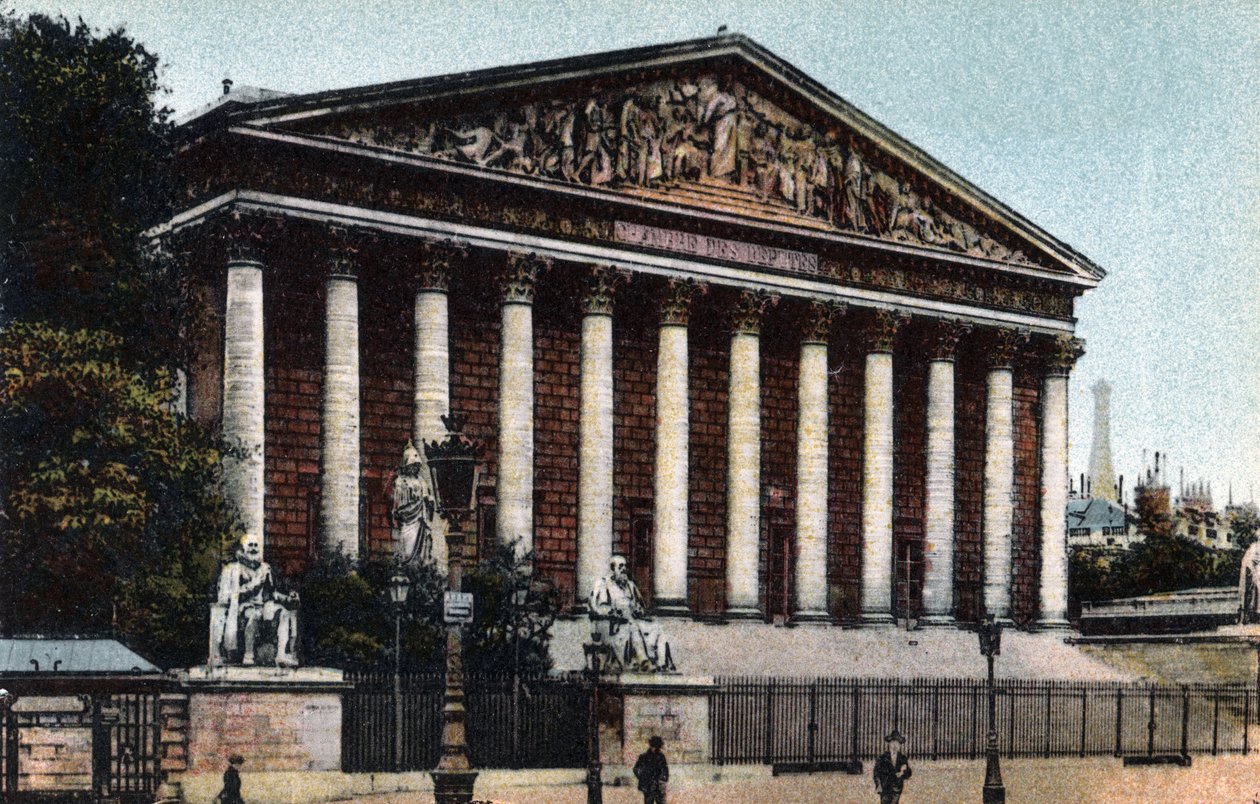 Paris: udvendigt billede af Deputeretkammeret (Nationalforsamlingen, Palais Bourbon). Fotografi af 1920 i "" Kunstnerisk Album"" af byen Paris. Privat samling. af Anonymous Anonymous