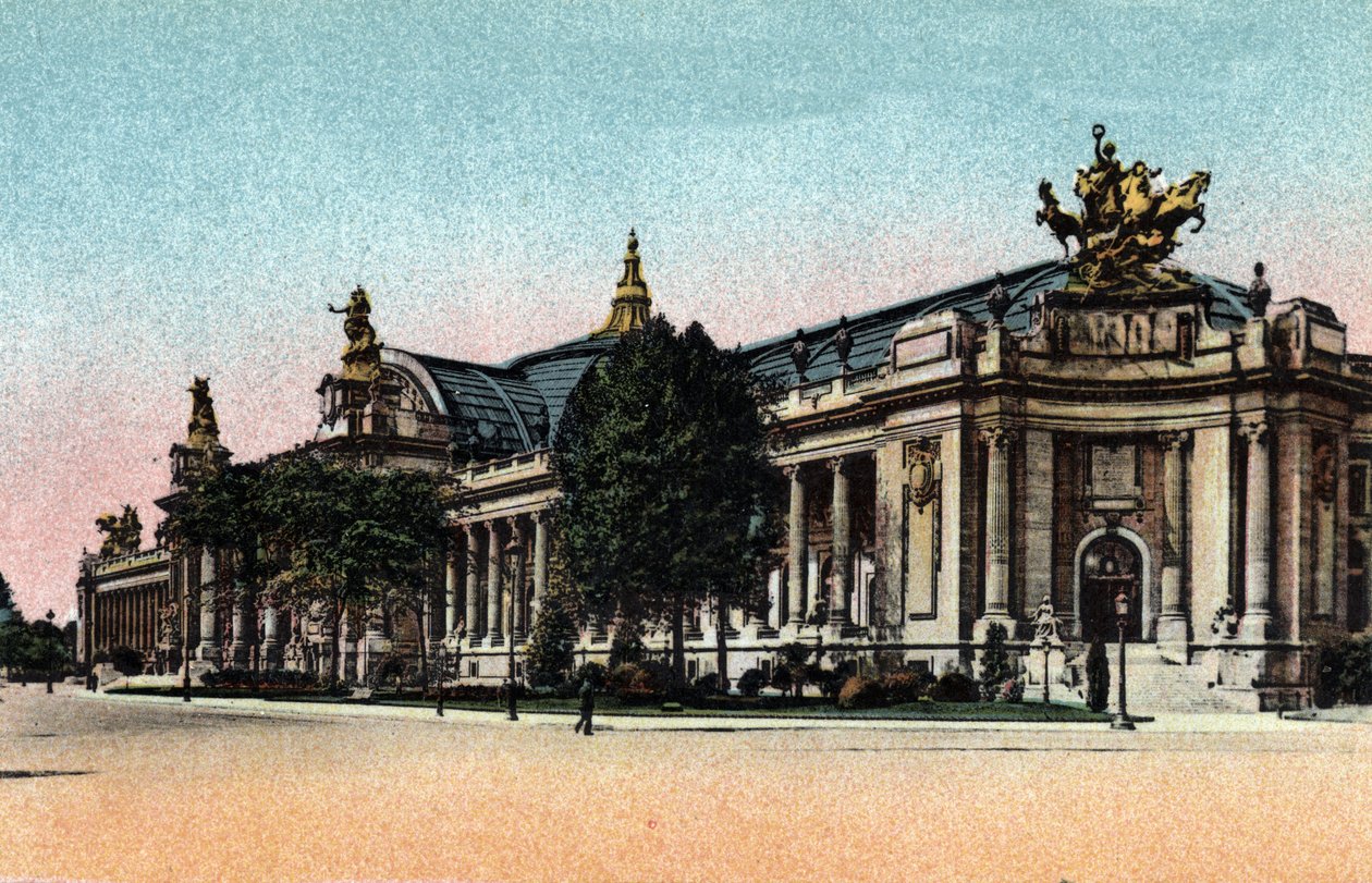 Paris: udvendig udsigt over Grand Palais åbnet i 1900. Foto fra 1920 i "" Kunstnerisk Album"" af byen Paris. Privat samling. af Anonymous Anonymous
