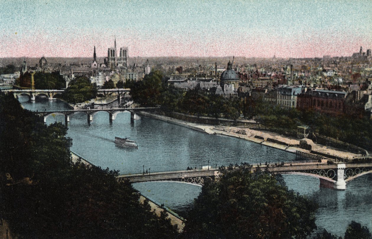 Paris: panorama af Seinen mod katedralen Notre Dame (Notre-Dame) og Ile de la Cite. Fotografi af 1920 i "" Kunstnerisk Album"" af byen Paris. Privat samling. af Anonymous Anonymous