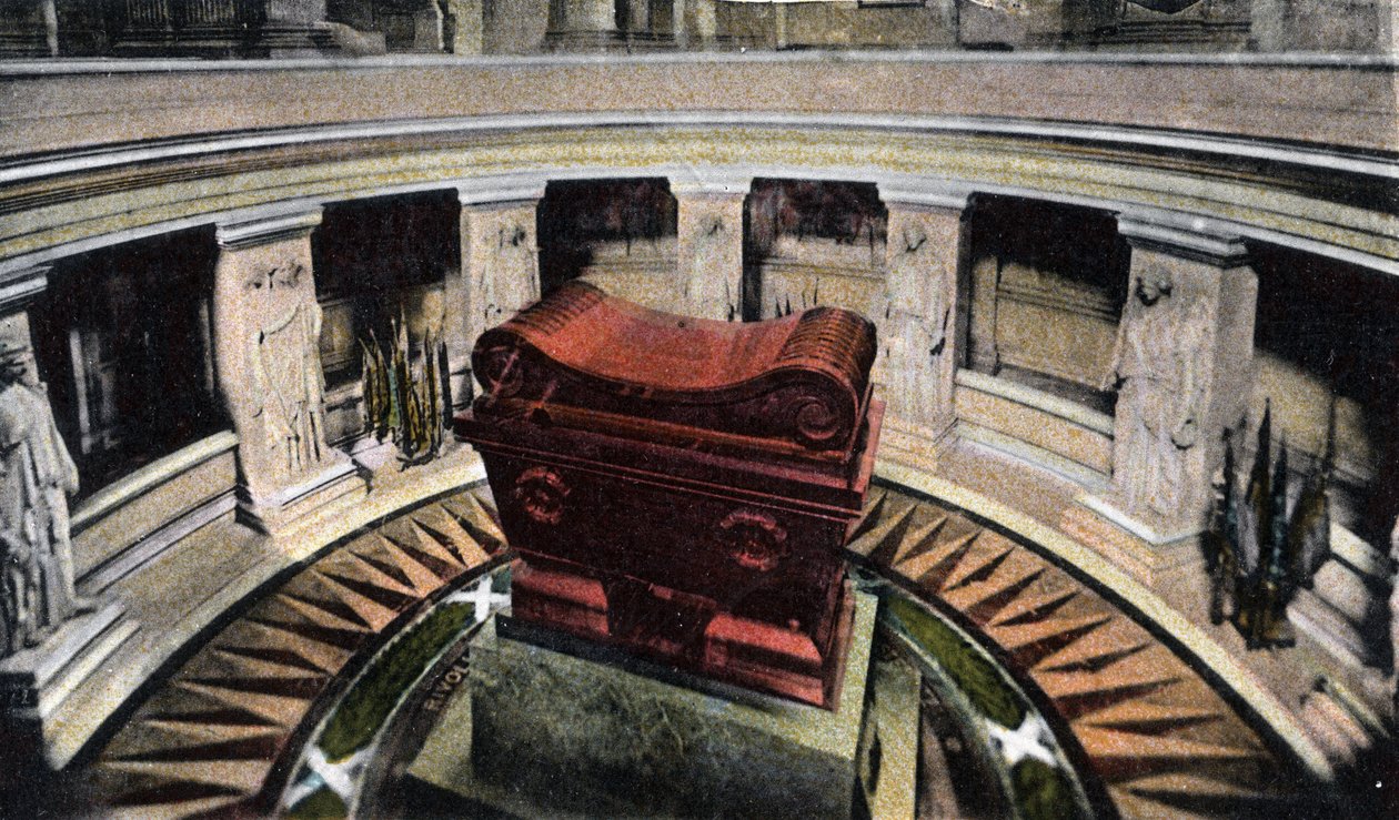 Paris: grav af Napoleon I Bonaparte (1769-1821) ved Invalides. Fotografi af 1920 i "" Kunstnerisk Album"" af byen Paris. Privat samling. af Anonymous Anonymous