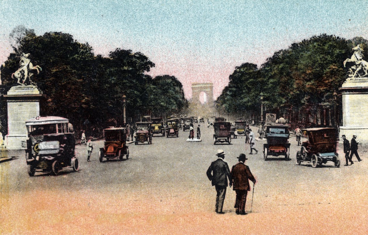 Paris: trafik på Avenue des Champs Elysees (Champs-Elysees) set fra Place de la Concorde med Triumfbuen i baggrunden. På odds, Marly