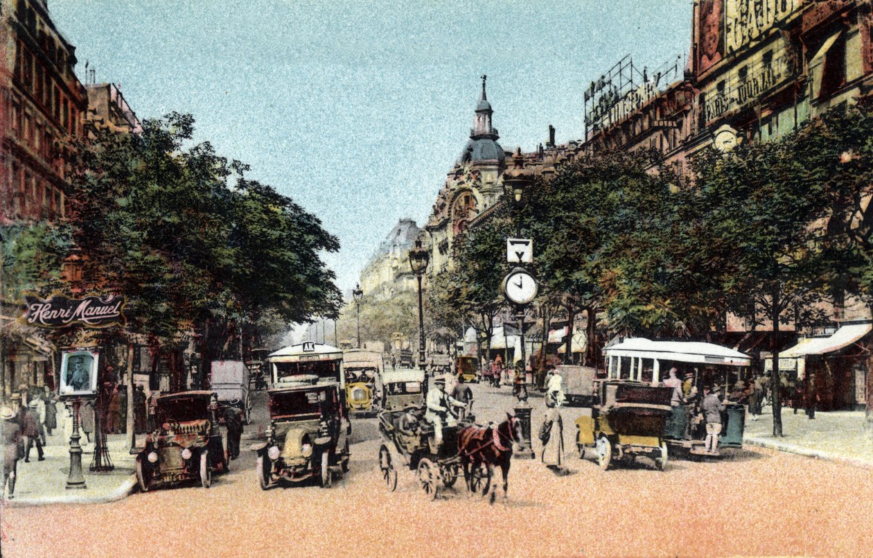 Paris: trafik på boulevard des Italians, en af byens store boulevarder. Fotografi af 1920 i "" Kunstnerisk Album"" af byen Paris. Privat samling. af Anonymous Anonymous