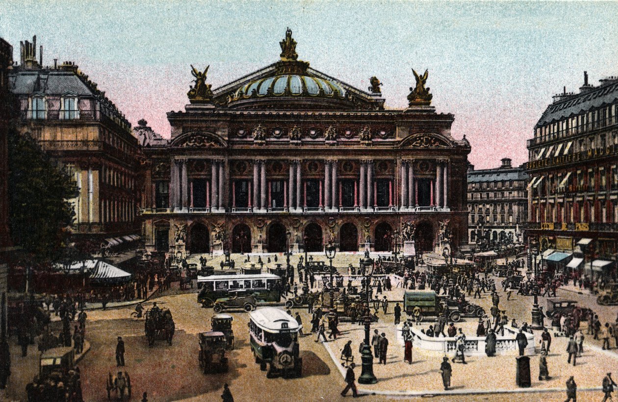 Paris: udsigt over operafacaden lavet af Charles Garnier (1825-1898) og af metrostationen på Place de l