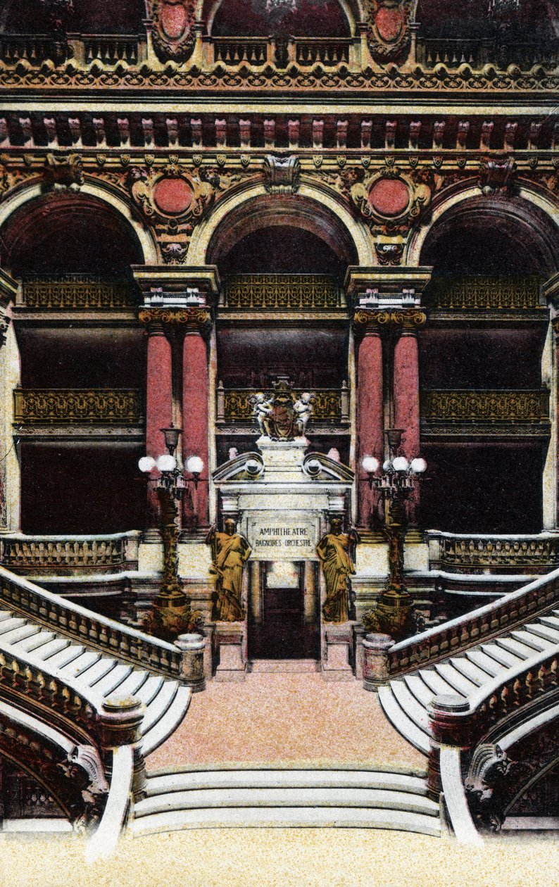 Paris: udsigt over den store trappe i Opera Garnier. Fotografi af 1920 i "" Kunstnerisk Album"" af byen Paris. Privat samling. af Anonymous Anonymous