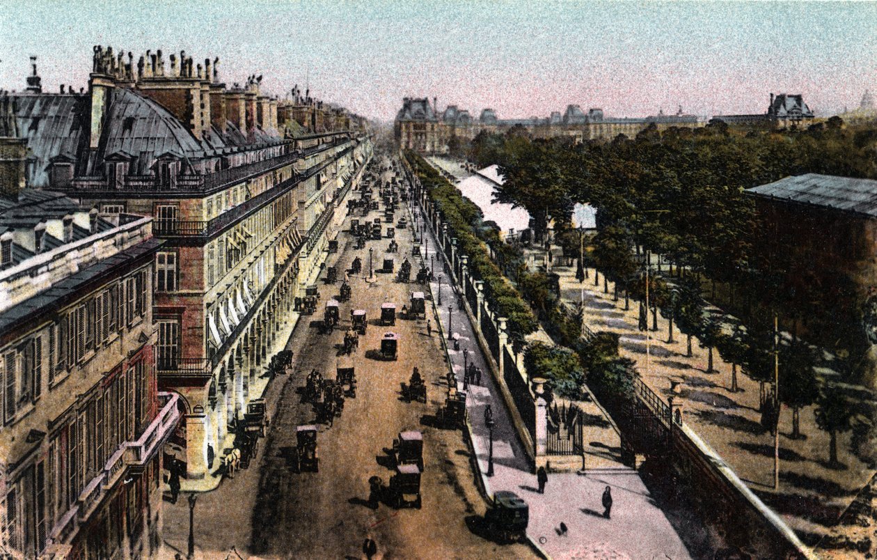 Paris: udsigt over trafikken på rue de Rivoli, mod Louvre. Fotografi af 1920 i "" Kunstnerisk Album"" af byen Paris. Privat samling. af Anonymous Anonymous