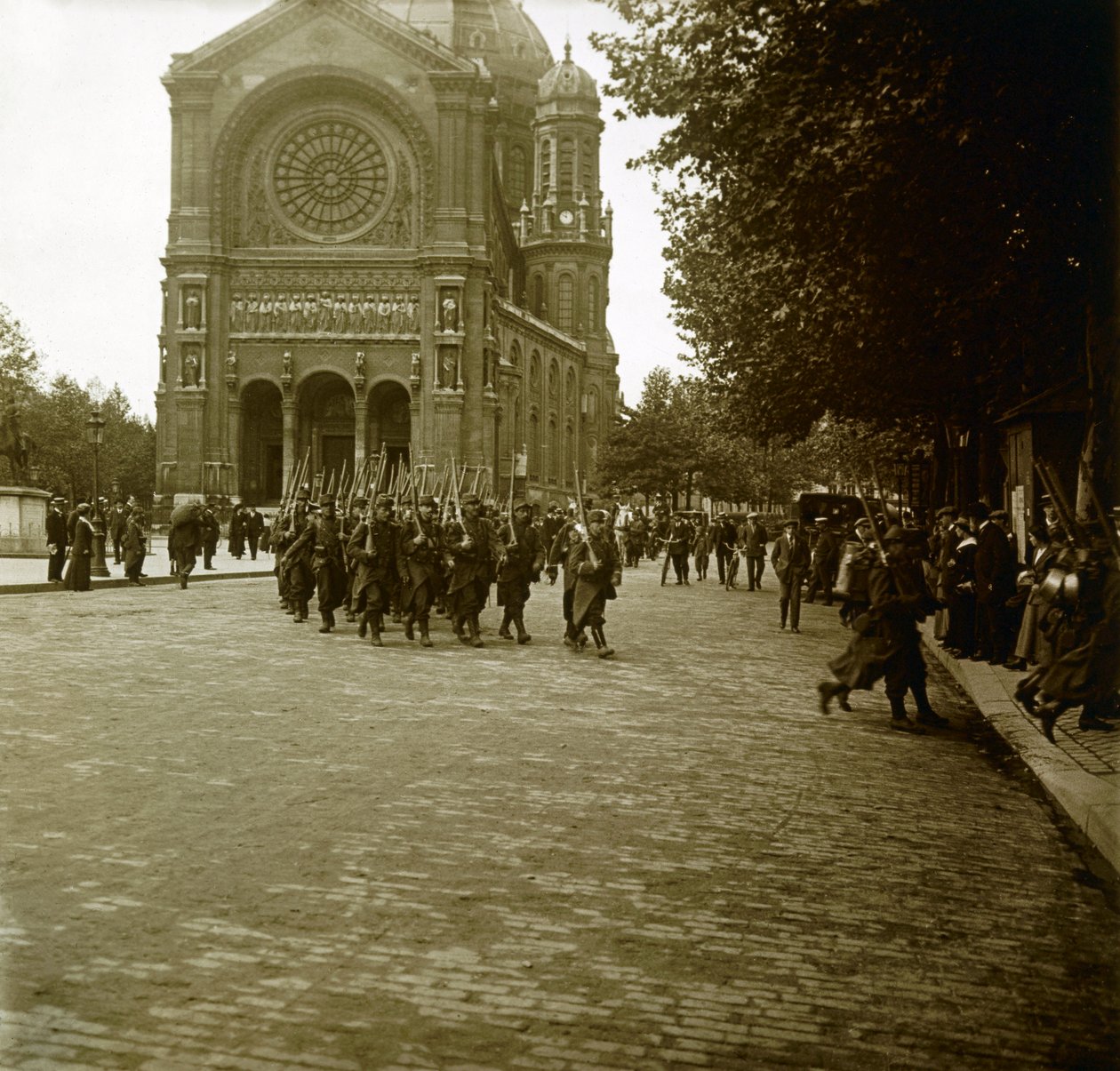 Fotografering - Stereoskopisk glasplade om Første Verdenskrig: I Paris, efter mobilisering tager unge rekrutter af sted til fronten, Private Collection af Anonymous Anonymous
