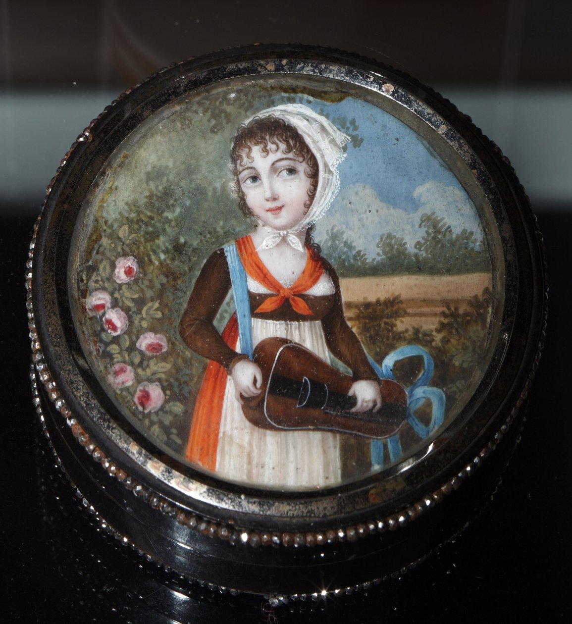 ""Portræt af en ung pige med en gurdy-gurdy"" (Portrait of a Girl With Hurdy Gurdy) Anonym akvarel ca. 1800 Privat samling af Anonymous Anonymous