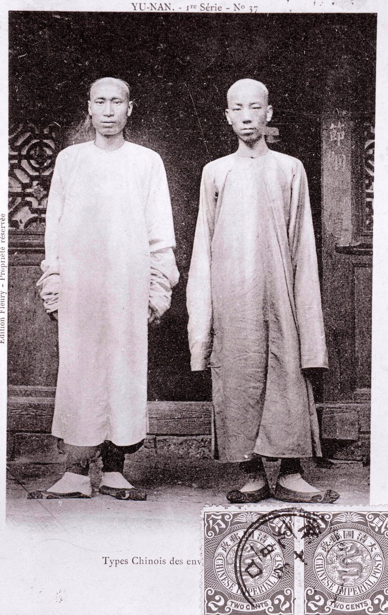 Portræt af to kinesere fra Yunnan-regionen i traditionel kostume Fotografi fra begyndelsen af det 20. århundrede - Privat samling af Anonymous Anonymous