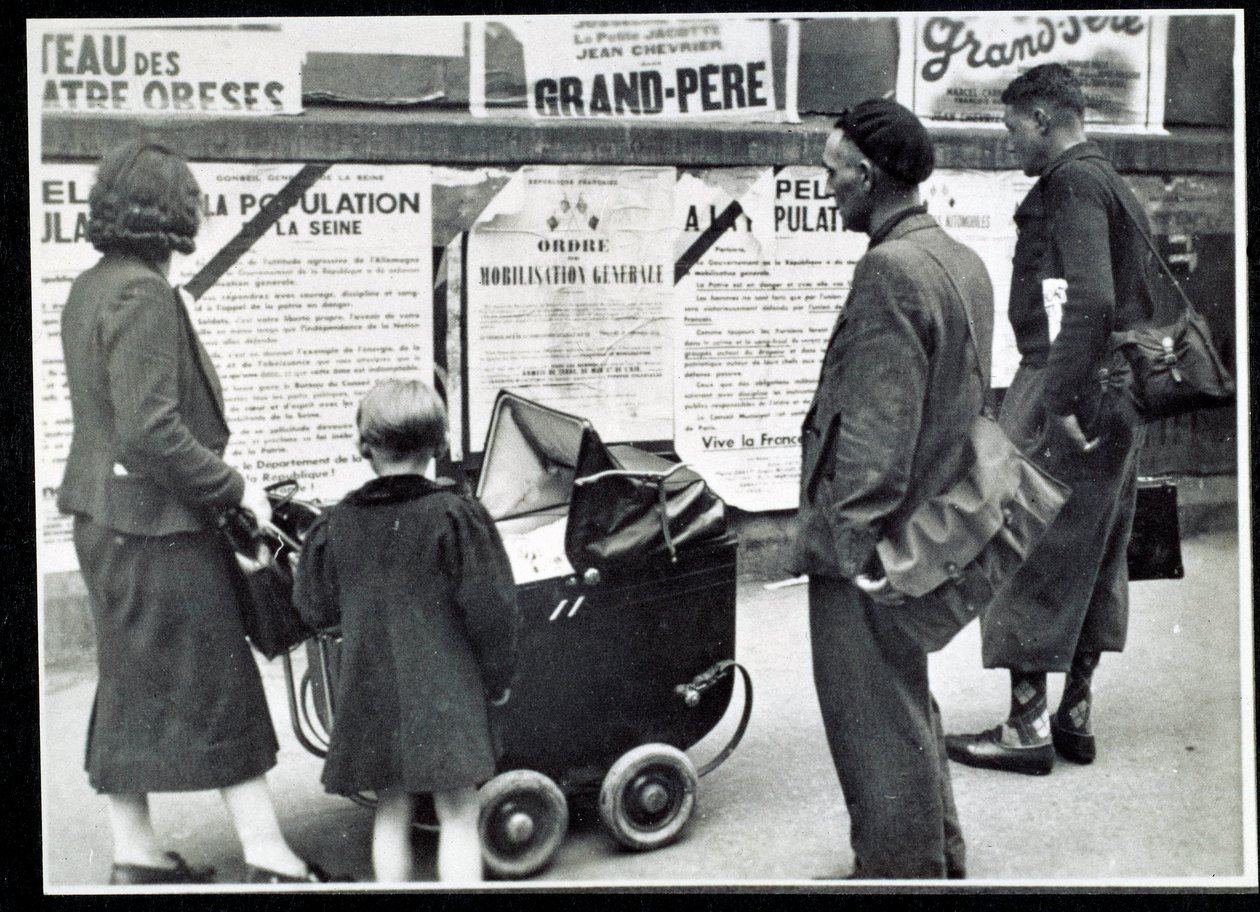 Anden Verdenskrig (1939-1945): Forbipasserende læste mobiliseringsplakaterne i september 1939 af Anonymous Anonymous