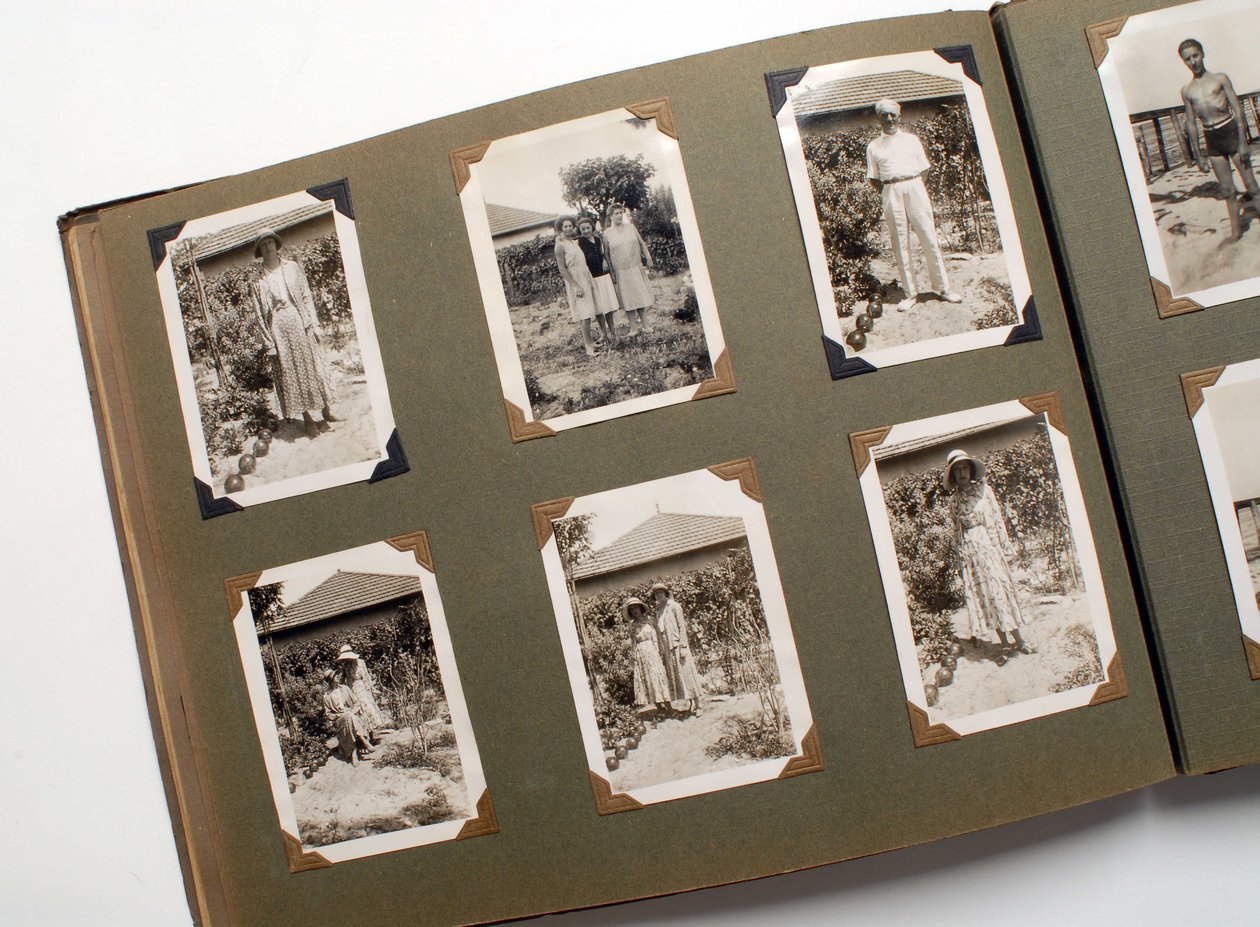Stilleben af et fotoalbum (fotografisk) omkring 1925. af Anonymous Anonymous