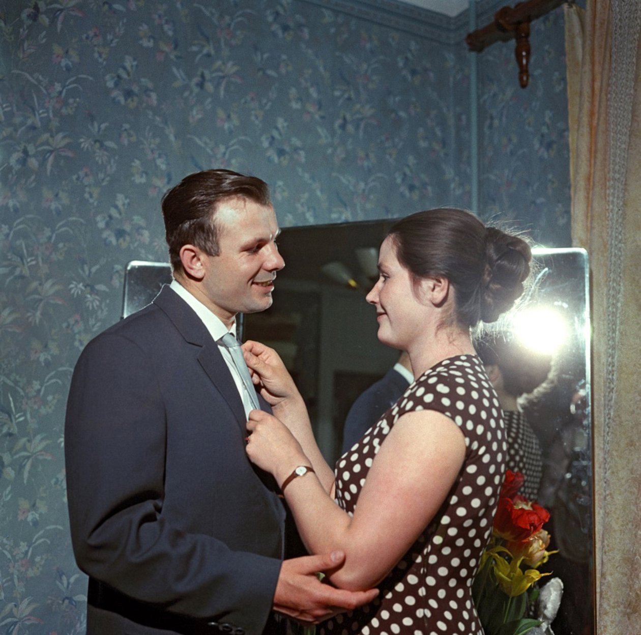 Kosmonauten Yuri (Iouri, Youri) Gagarin (1934-1968) med sin kone Valentina par Ryumkin, Yakov Israilevich (1913-1986). Farvefotografering af Anonymous Anonymous