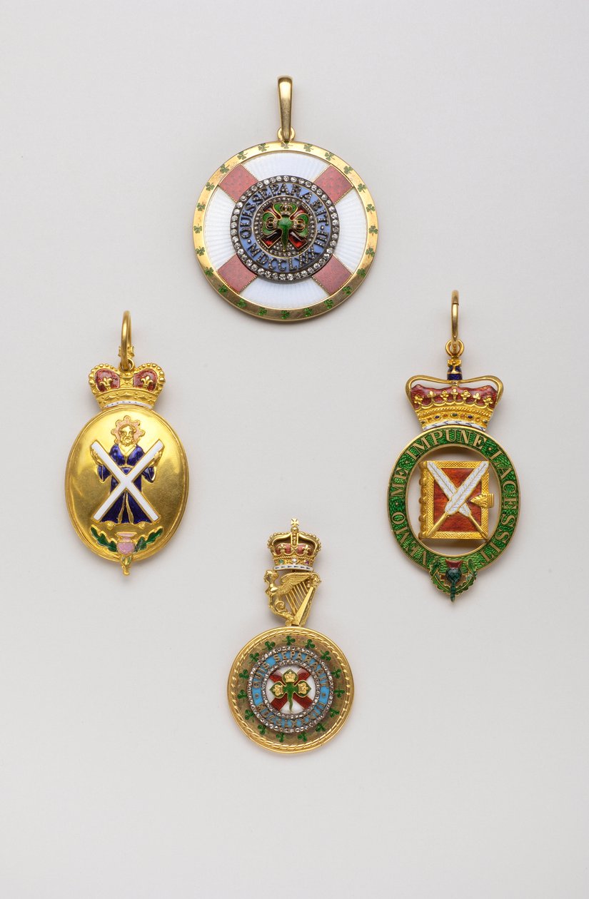 Storbritannien - Thistle-ordenen - Venstre: Insignia for herald af skotske våben, dette insignier er ikke udelukkende knyttet til Order of Thistle, midten af det 18. århundrede, Guld og Emals, H 7 cm; b 3,8 cm; vægt: 36 g - Til højre: insignier af dekan fo af Anonymous Anonymous