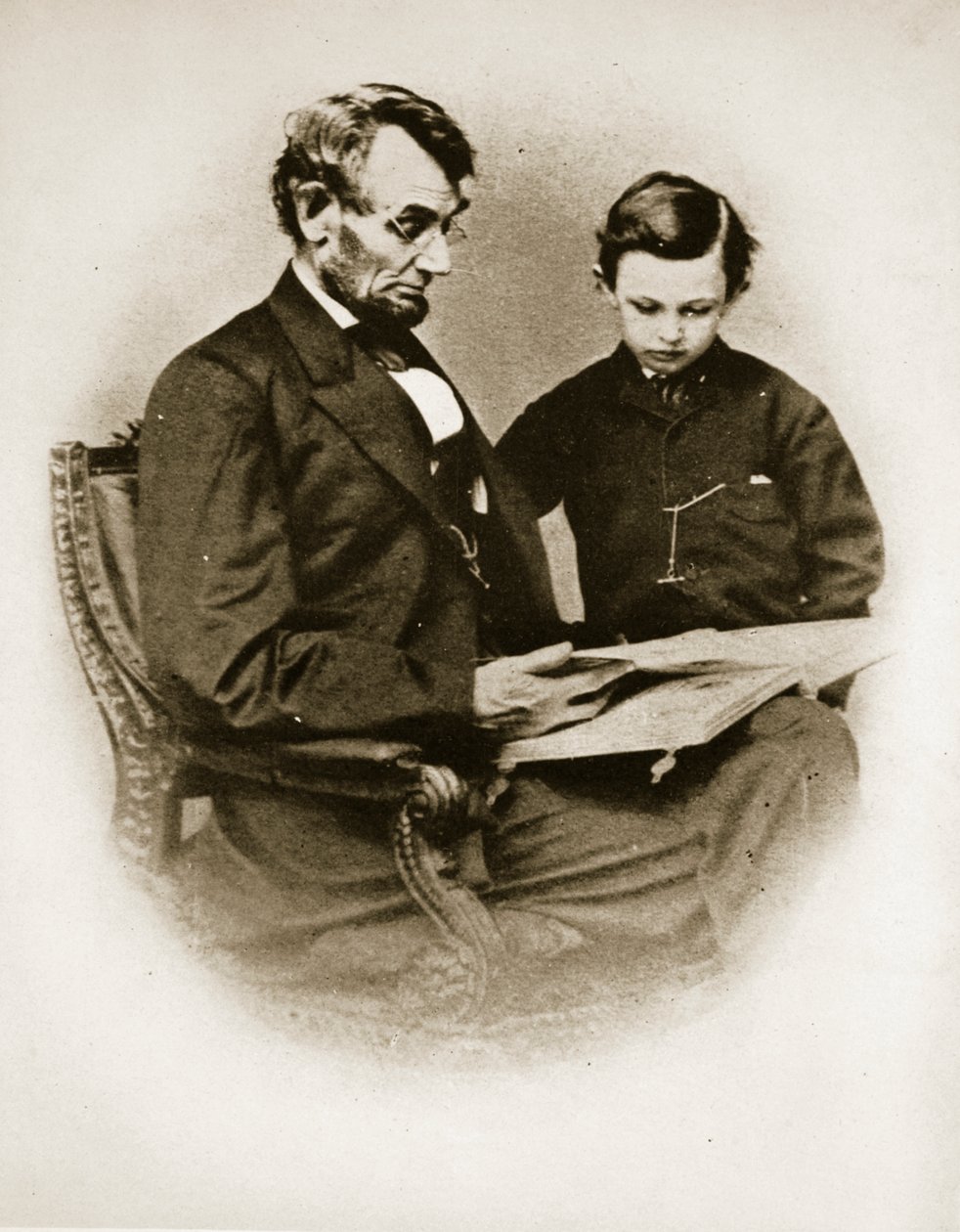 Lincoln og Tad, 1864 (sort foto) af Mathew B. Brady
