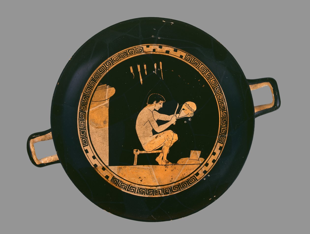 Loftskål med rød figur forestillende en ung hjelmmager, fra Orvieto, ca. 480 f.Kr. (keramik) af Antiphon painter