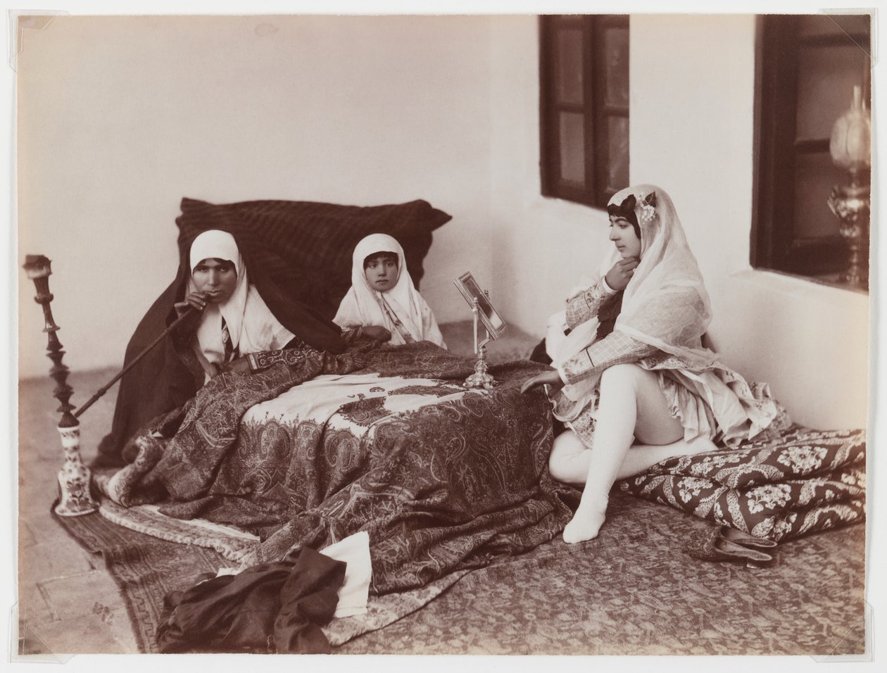 Damer i harem (sølvalbuminfoto) af Antoin Sevruguin
