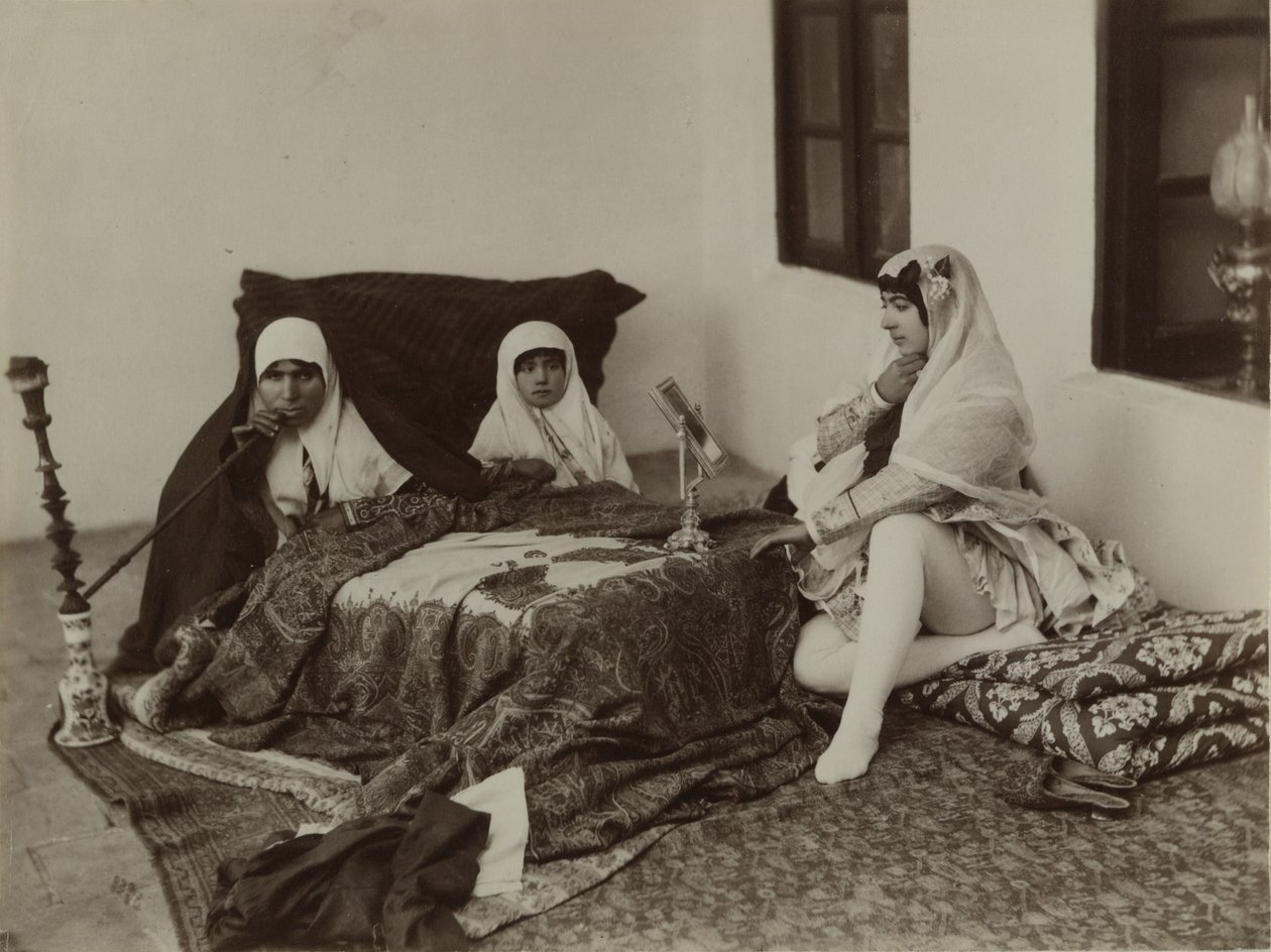 Damer hviler i haremet, slutningen af det 19. århundrede (sølvalbumin-foto) af Antoin Sevruguin