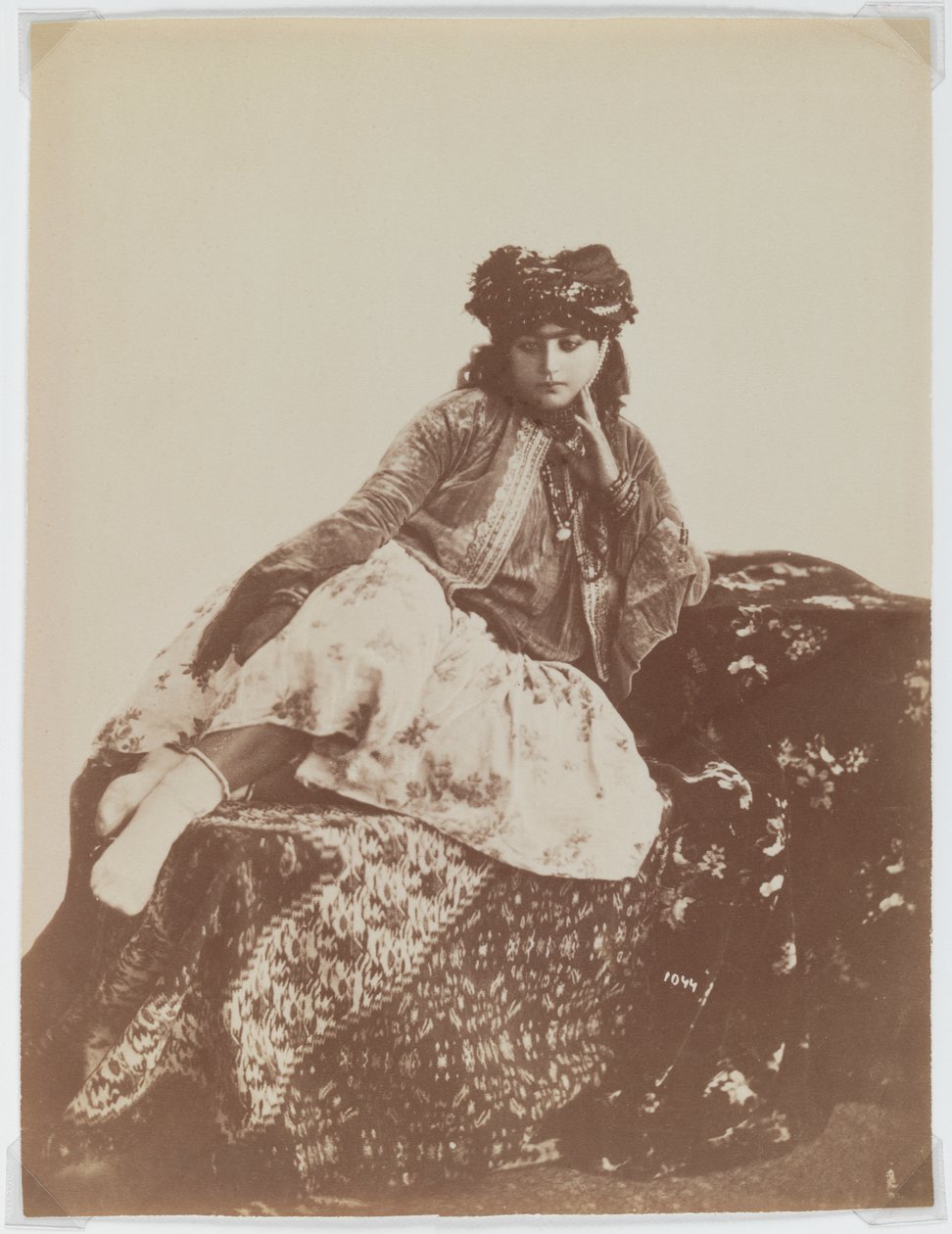 Tilbagelænet kvinde med turban (sølvalbumin print) af Antoin Sevruguin