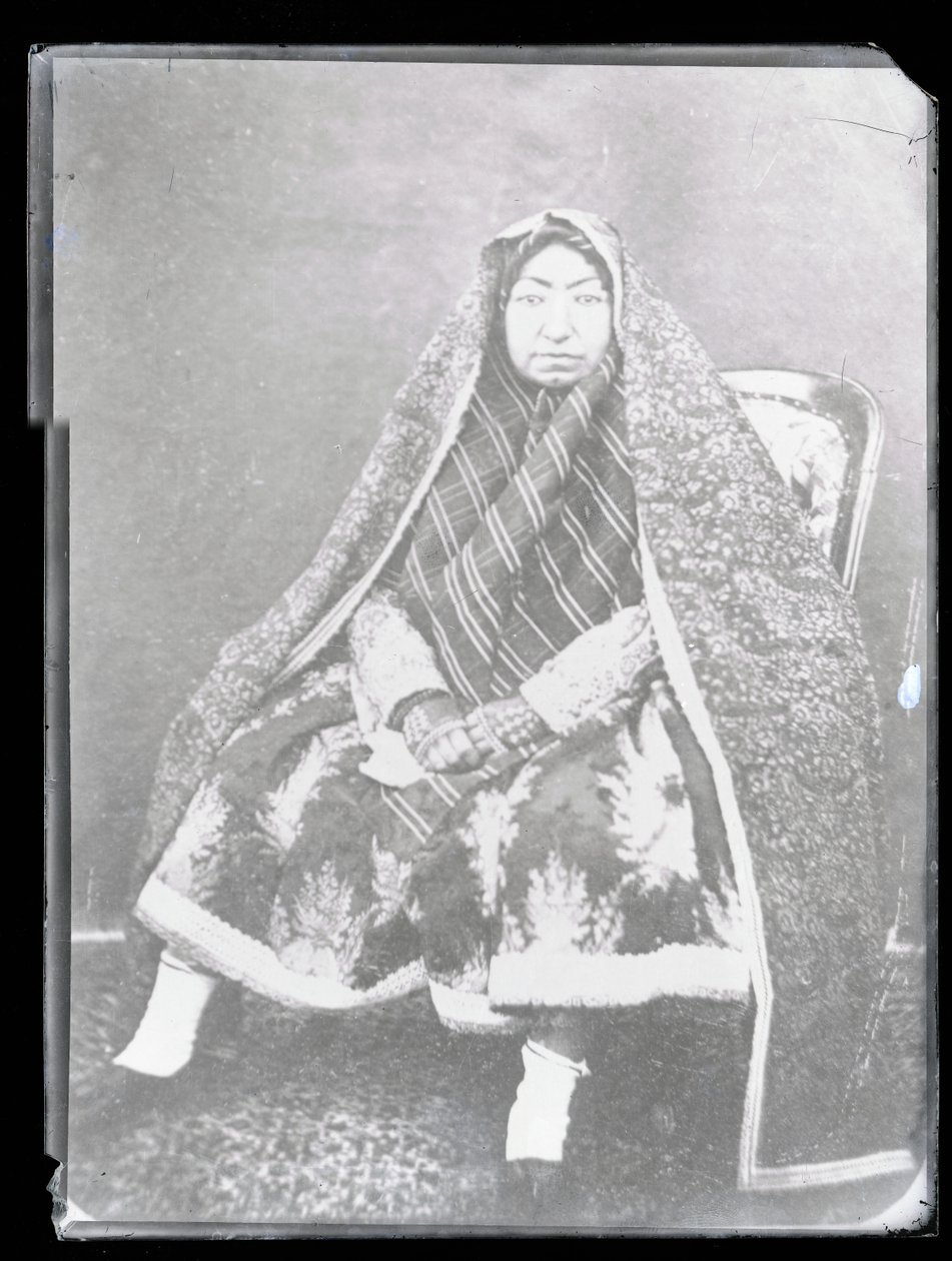 Studieportræt: Nasir Al-Din Shahs mor, Mahd-i Awliya (s/h-foto) af Antoin Sevruguin