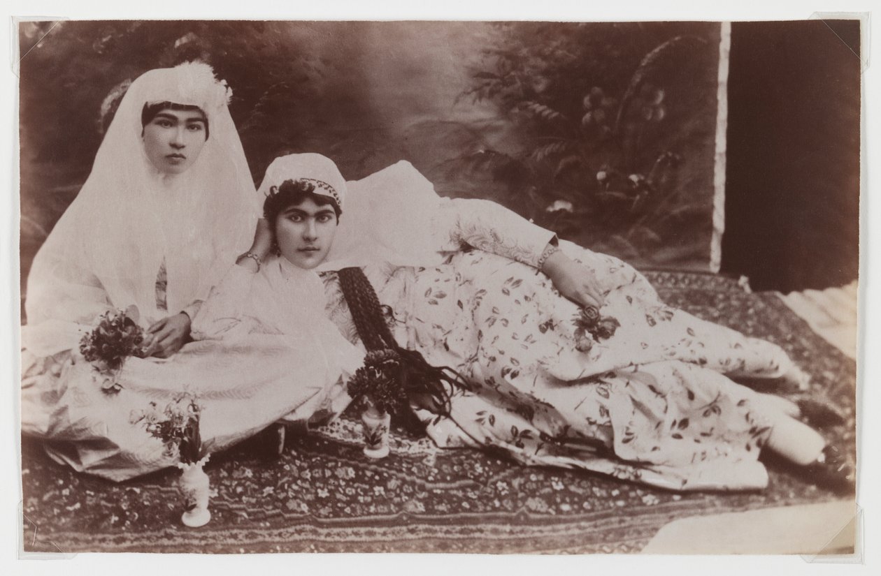 Kvinder poserer med buketter (sølvalbuminfoto) af Antoin Sevruguin