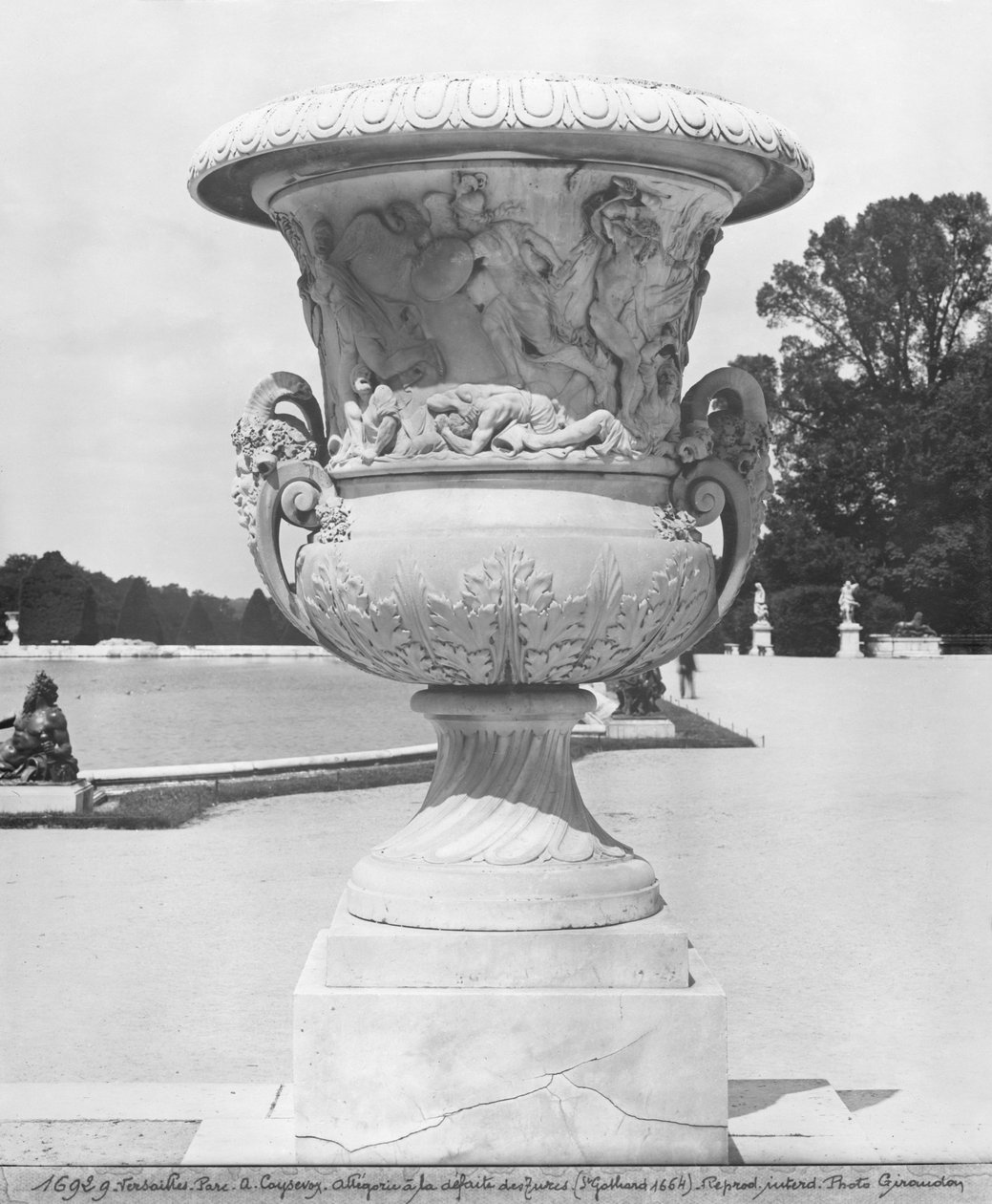 Monumental vase, allegori om tyrkernes nederlag af kongens tropper i 1664, 1684-85 (se også 346034, 346036) af Antoine Coysevox