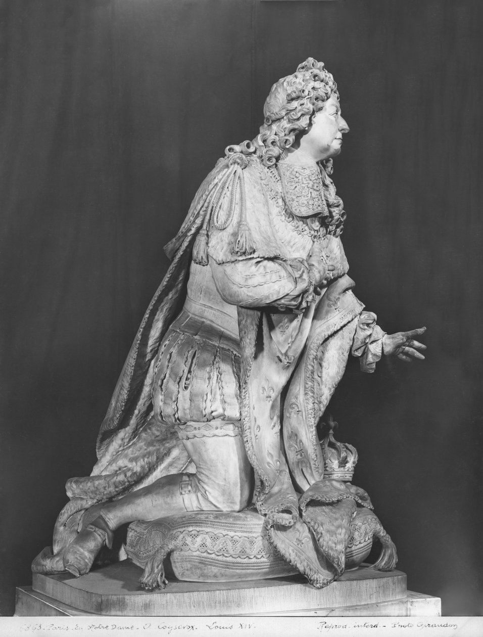 Løfte af Ludvig XIII 1601-43 detalje af Ludvig XIV 1638-1715 1713-15 marmor bw foto af Antoine Coysevox