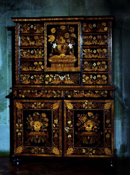 Marquetskab (træ) af Antoine Robert Gaudreau
