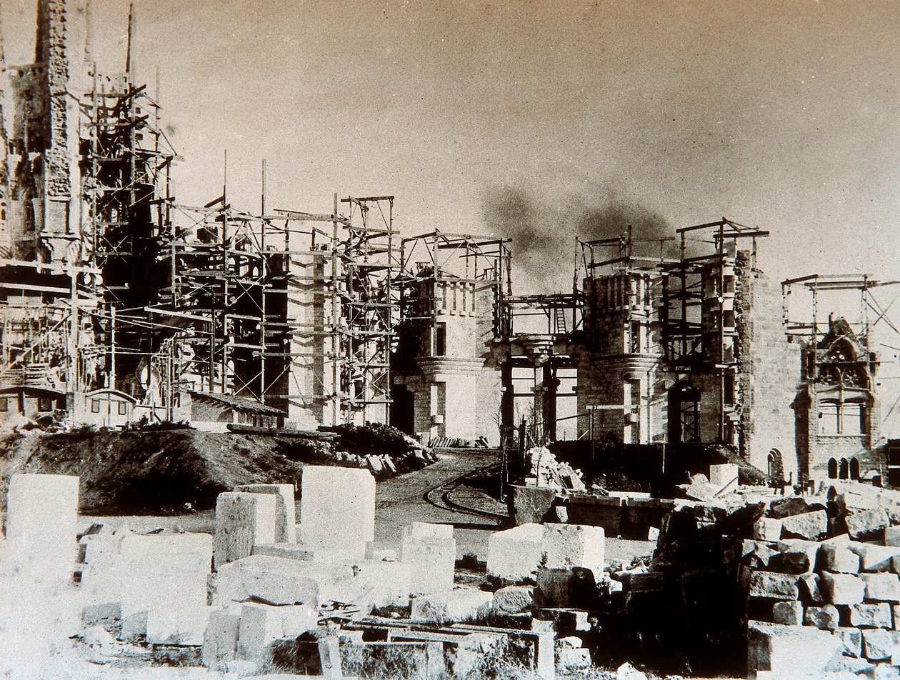 Arkitektur: udsigt over Sagrada Familia-katedralen (Hellig Familie), Barcelona - byggepladsen i 1899 (s/h-foto) af Antoni Gaudi