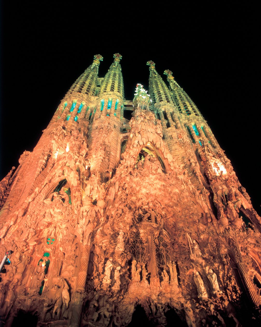 Forfatter: GAUDI i CORNET, Antoni (1852-1926). Titel: Sagrada Familia. 1884-1926 (spansk).. Teknik: Arkitektur. Museum/sted: SPANIEN. CATALONIEN. BARCELONA. Barcelona. Den Hellige Families Forsoningskirke. Fachada del Nacimiento. (Spansk). af Antoni Gaudi