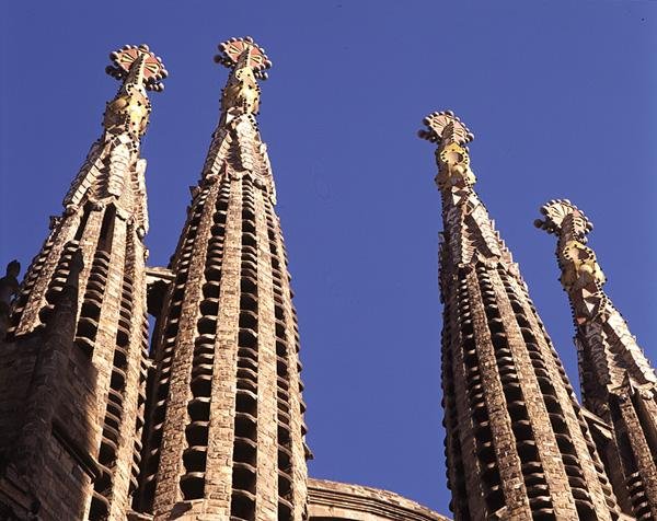 Spirer fra La Sagrada Familia, kirke påbegyndt i 1882 (foto) af Antoni Gaudi