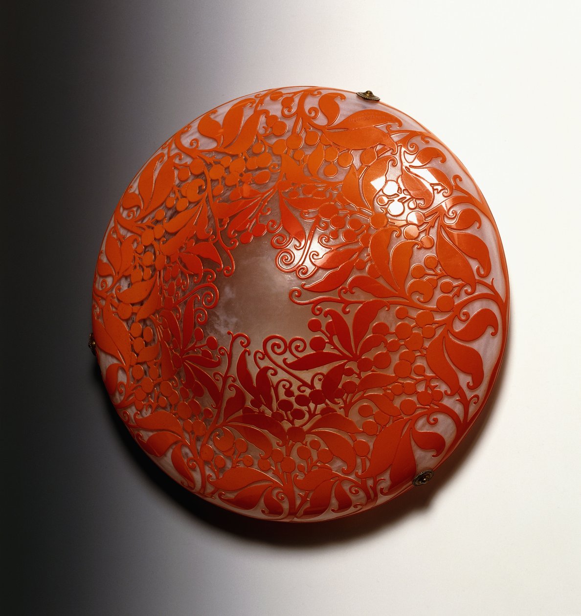 En hængende skærm designet af Brødrene Daum, dekoreret med et koralfarvet design af bær og blade, 20. århundrede (glas, emalje) af Antonin and Auguste Daum