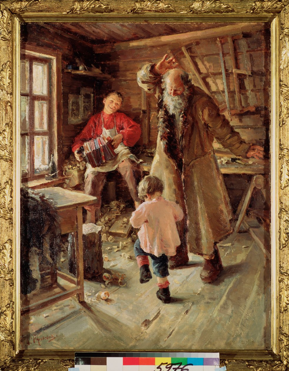 A Merry Moment (I et snedkerværksted spiller en dreng harmonika for at få en lille pige og en gammel mand til at danse) - A Merry Moment - Maleri af Antonina Leonardovna Rzhevskaya (1861-1934), olie på lærred af Antonina Leonardov Rzhevskaya