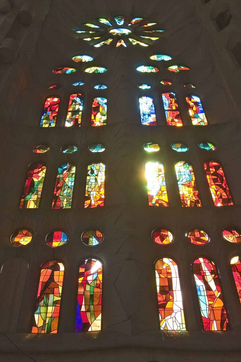 Glasmosaik vindue af Antonio Gaudi