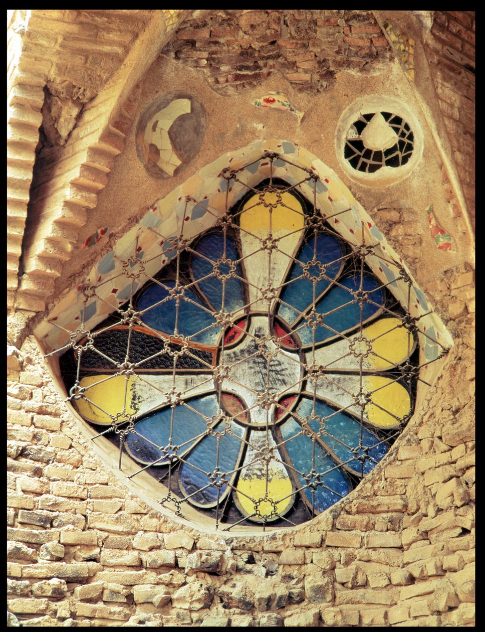 Glasmosaik vindue af Antonio Gaudi