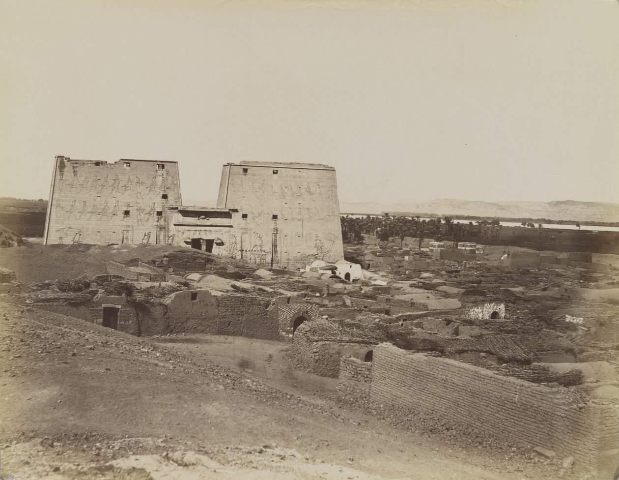 Edfu, udsigt over Pylon og Village af Antonio Beato