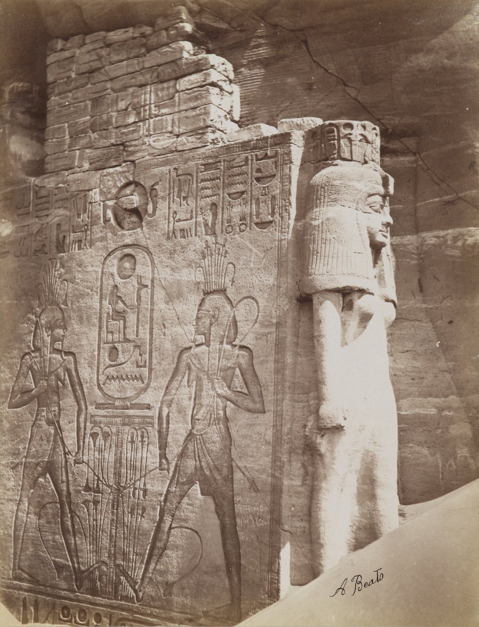 Dronning ved Abu Simbels tempel, visning af detaljer af tronen og dronningen under den siddende koloss af Ramesses II ved nordsiden af indgangen til det sydlige tempel af Antonio Beato
