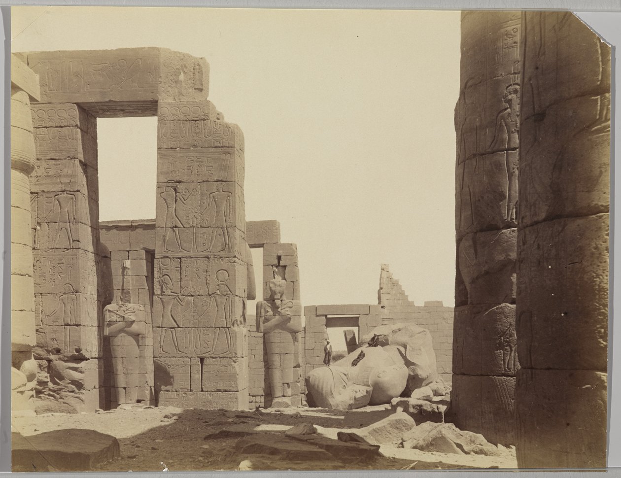 Ramesseum med statuen (foto af gelatinesølv) af Antonio Beato