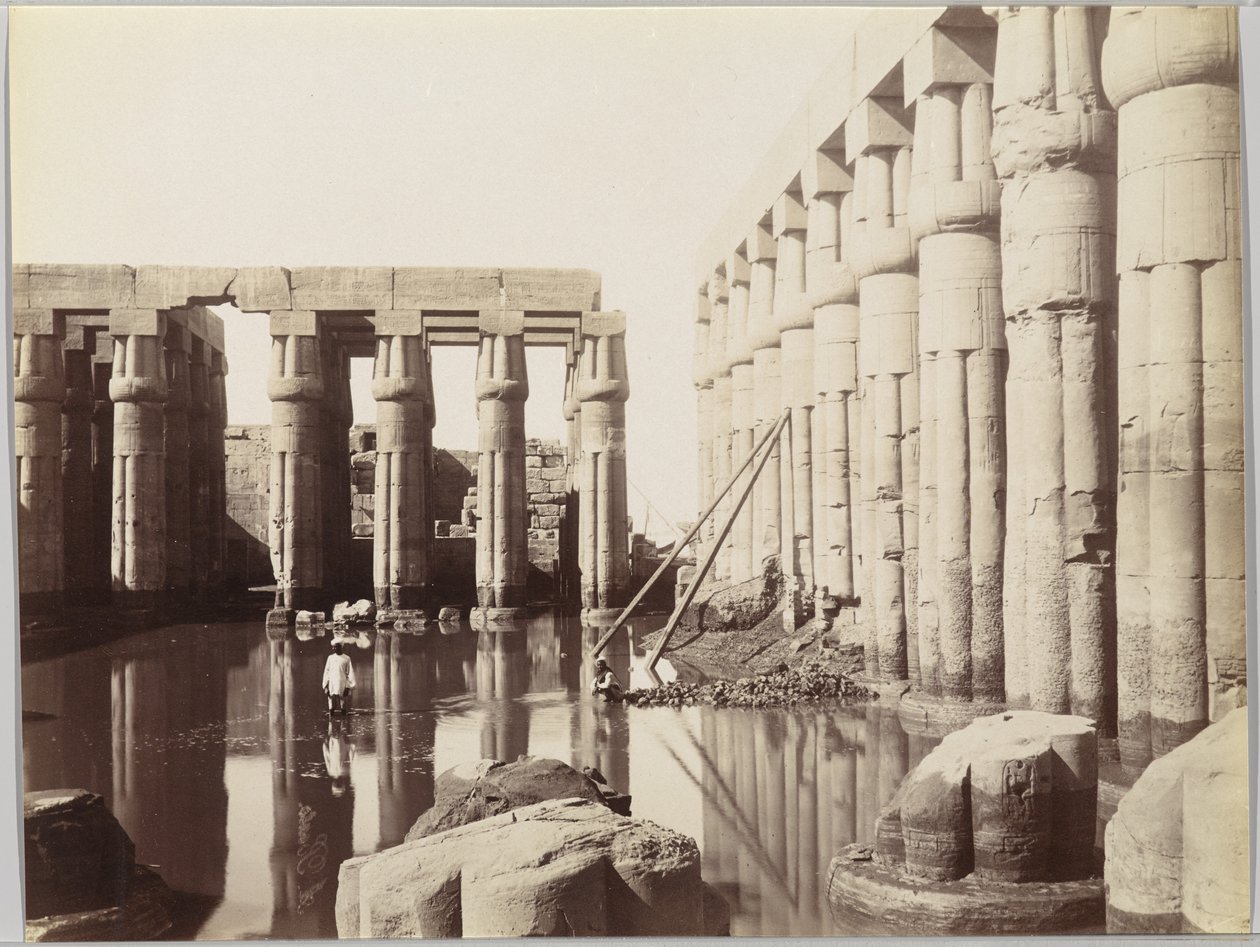 Luxor-templet, udsigt over domstolen i Amenhotep III (albumin sølvfoto) af Antonio Beato