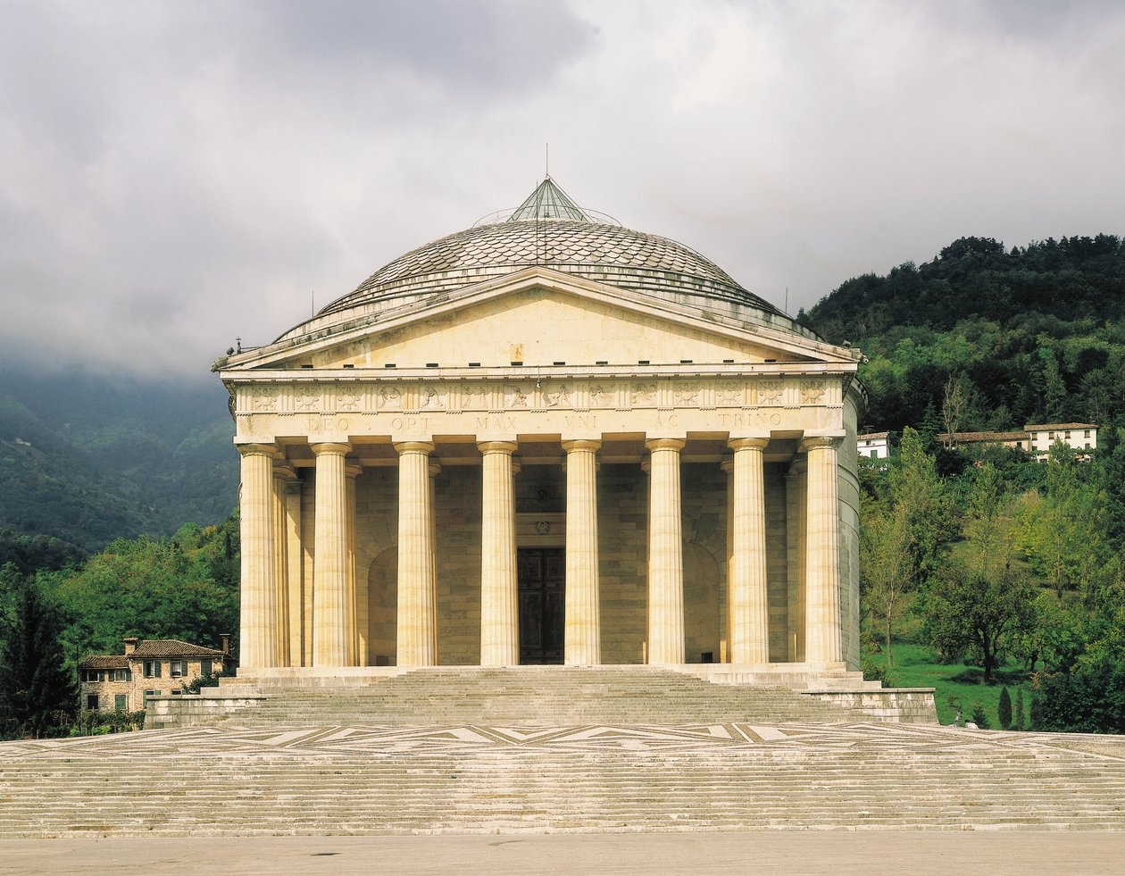 Pronaos, Canova-templet (Tempio Canoviano) eller Den Hellige Treenigheds Ærkepræstkirke, designet af Antonio Canova (1757-1822), Possagno, Veneto. Italien af Antonio Canova
