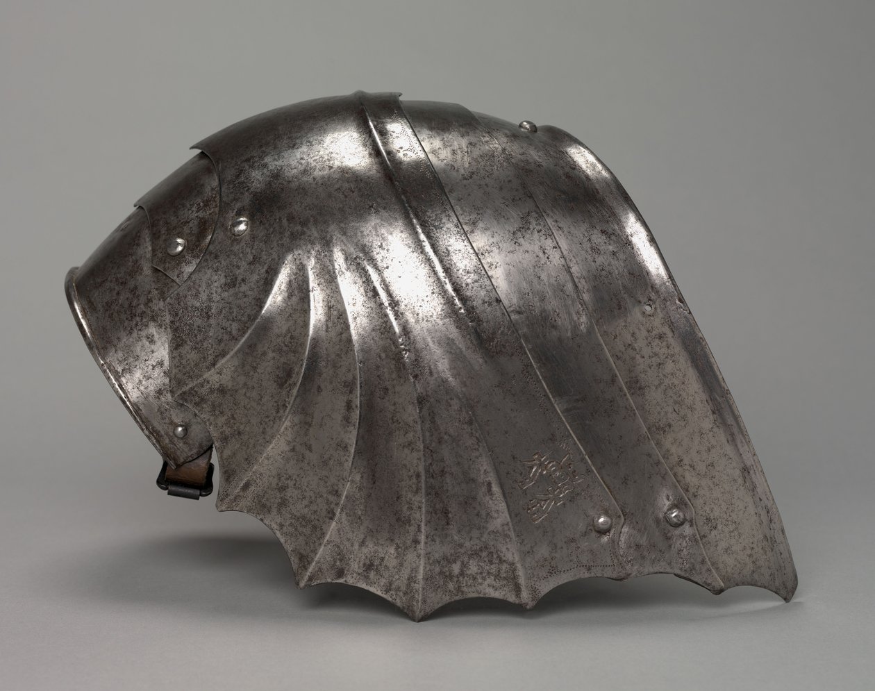 Gotisk vifteformet pauldron, ca. 1485-1500 (stål) af Antonio Missaglia