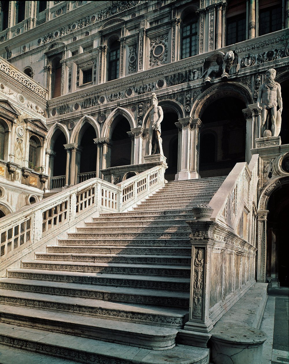 Udsigt over Scala dei Giganti (geanternes trappe), der fører til indgangen til Ducal Palace (palazzo ducale) lavet af Antonio Rizzo (1430-1499) 1483-1491 Venedig af Antonio Rizzo
