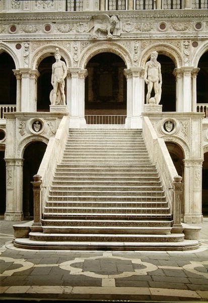 Udsigt over Scala dei Giganti, designet af Antonio Rizzo med statuer af Mars og Neptun af Jacopo Sansovino (1486-1570) af Antonio Rizzo