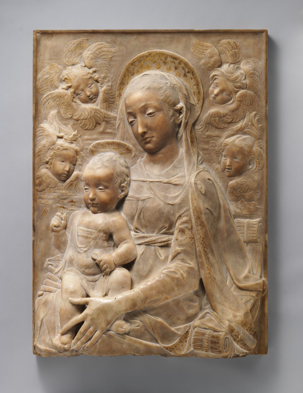 Madonna og barn med engle, ca. 1455-60 (marmor med forgyldte detaljer) af Antonio Rossellino