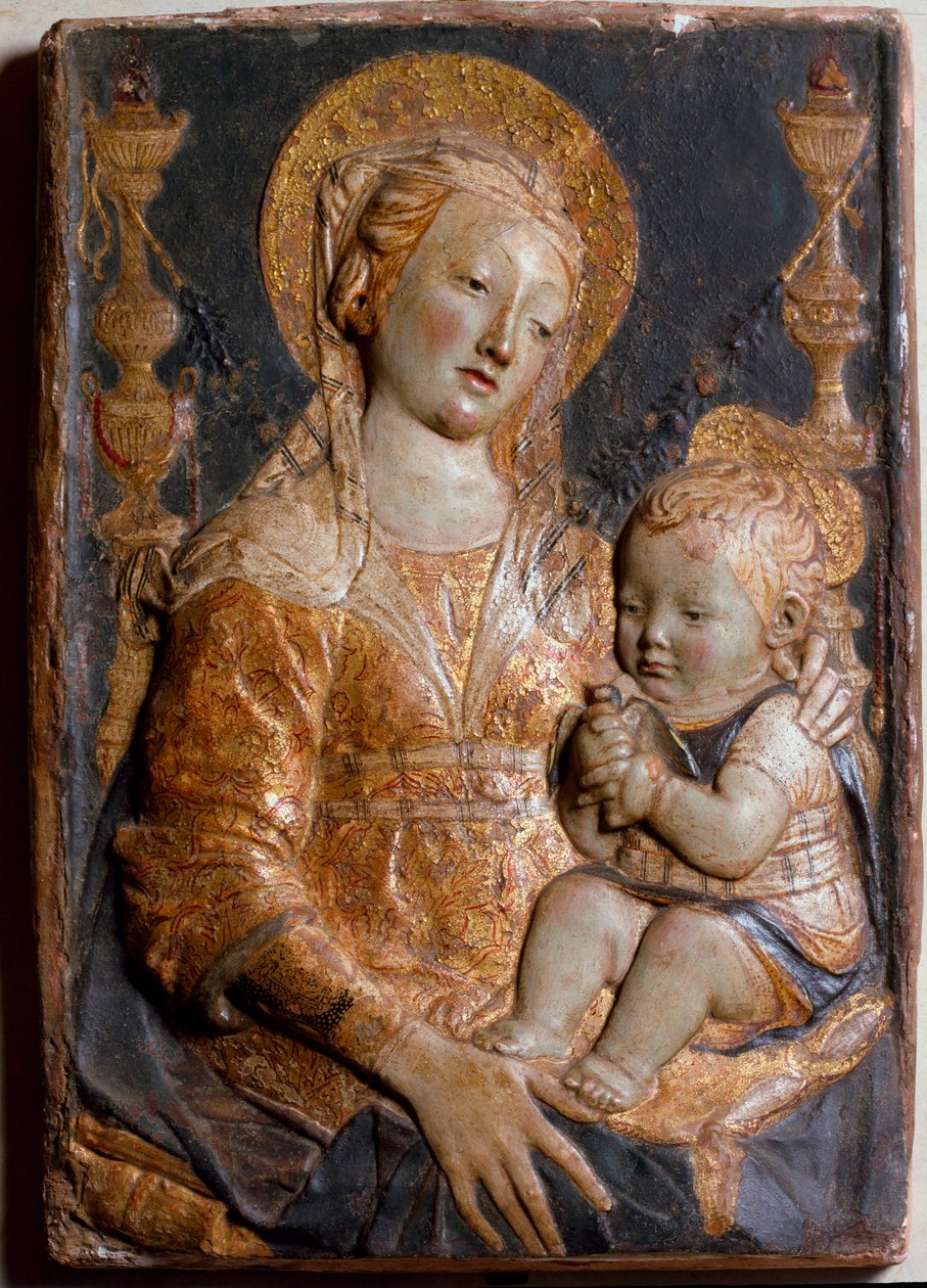 Jomfru og Barn. Lavt polykrom relief af Antonio Rossellino