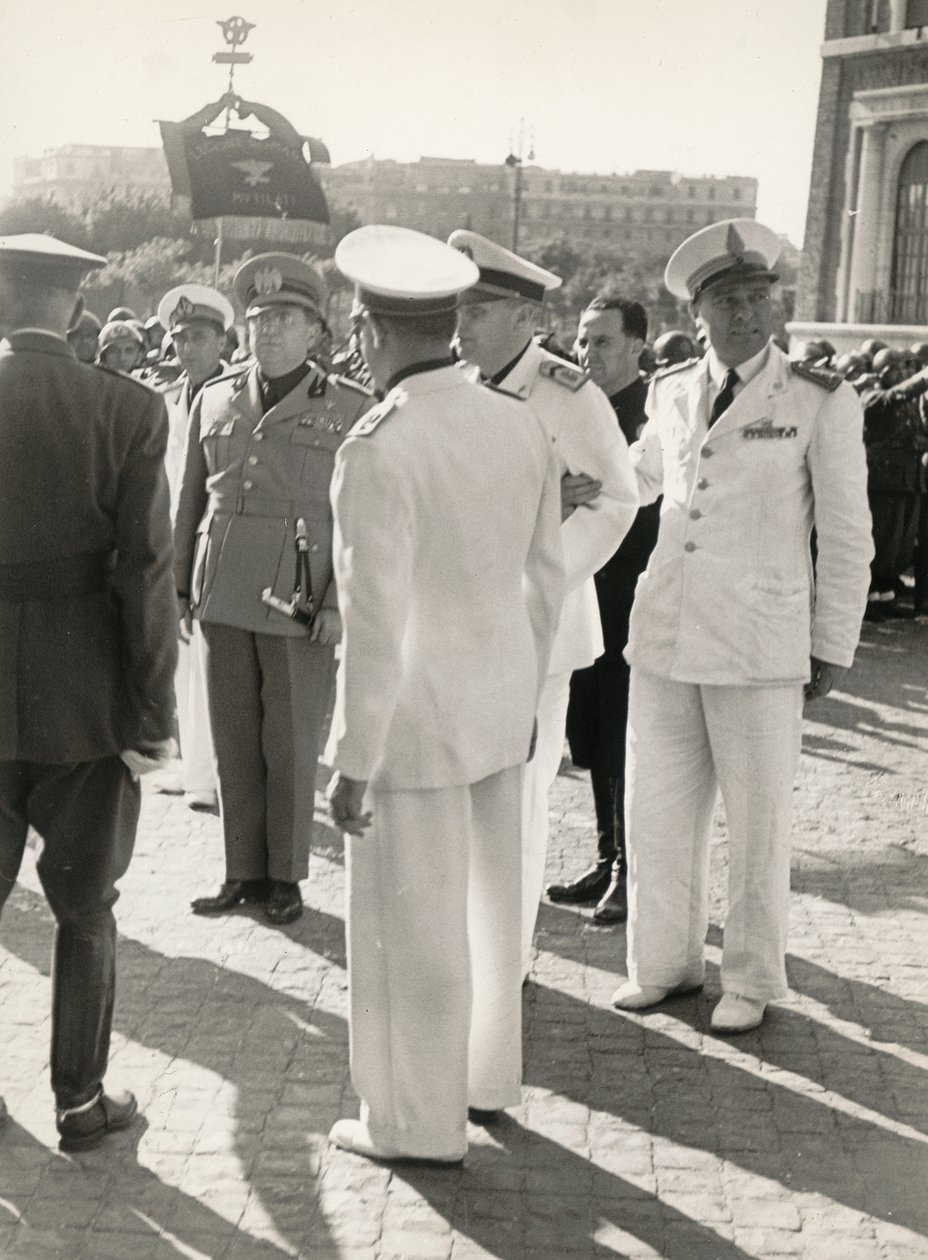 Album "MVSN- Blackshirts": Carlo Delcroix slutningen af krigen og guldmedaljen i hvid uniform fra "Corporal of Honour" fra MVSN (s/h foto) af Antonio Savio