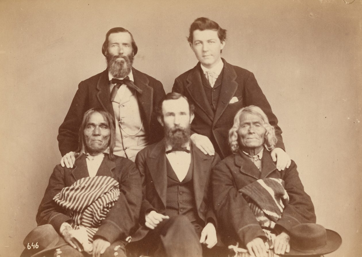 Alexander Gardner, William Henry Jackson og Antonio Zeno Shindler med Pueblo-delegaterne Alejandro Padilla, guvernør i Isleta, og Ambrosio Abeita, tidligere guvernør i Isleta,1868 (foto) af Antonion Zeno Shindler