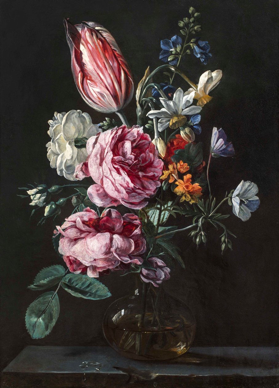 En buket med narcisser, papegøjetulpaner, roser og andre blomster i en glasvase på en stensokkel, ca. 1650