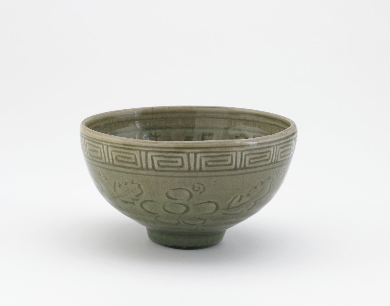 Serveringsskål i stil med Longquan ware, Serveringsskål (hachi), tidligt i det 19. århundrede (stentøj med celadon glasur) af Aoki (attr. to) Mokubei