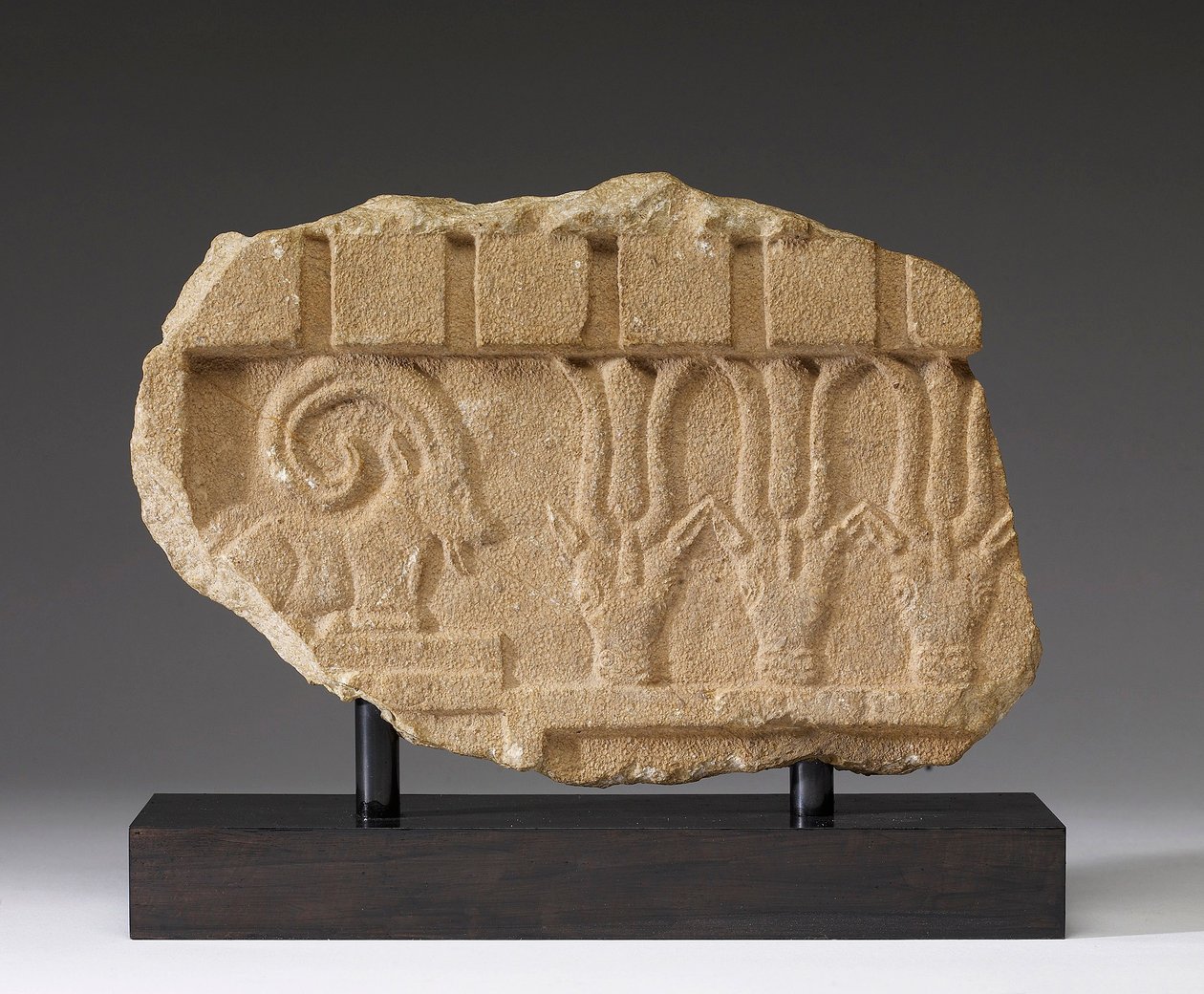 Fragment af en frise med en stenbuk og orykser, 5.-4. århundrede f.Kr. (kalksten) af Arabian South