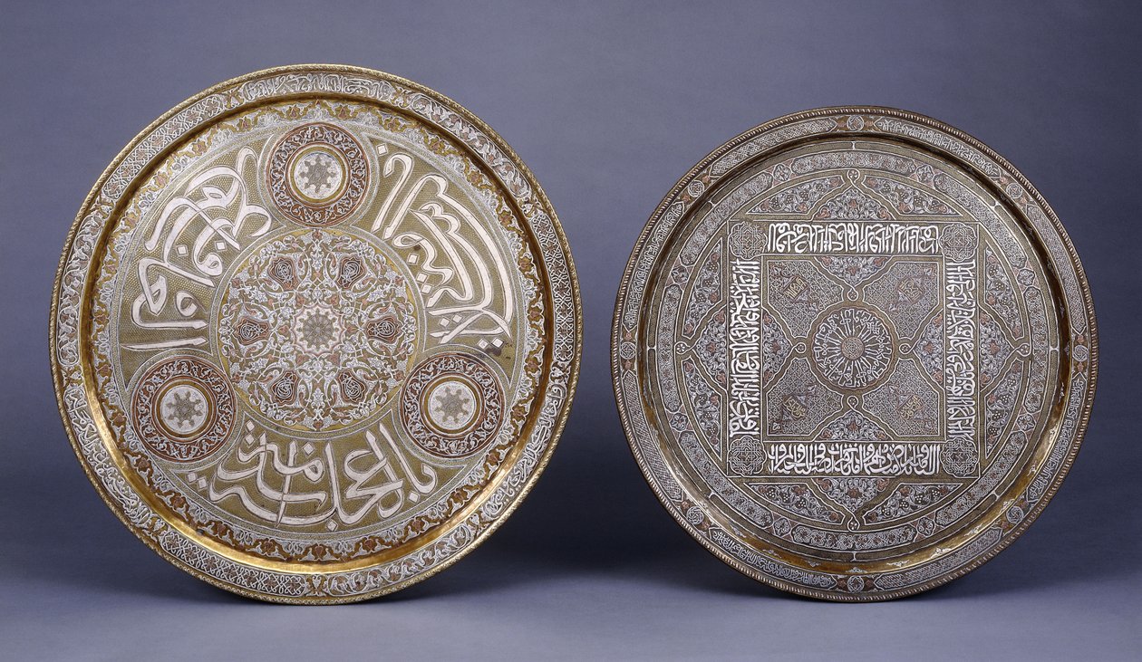 To cirkulære bakker af guld, kobber og sølv indlagte messing, dekoreret med arabesker og inskriptioner, slutningen af 1800-tallet af Arabic School